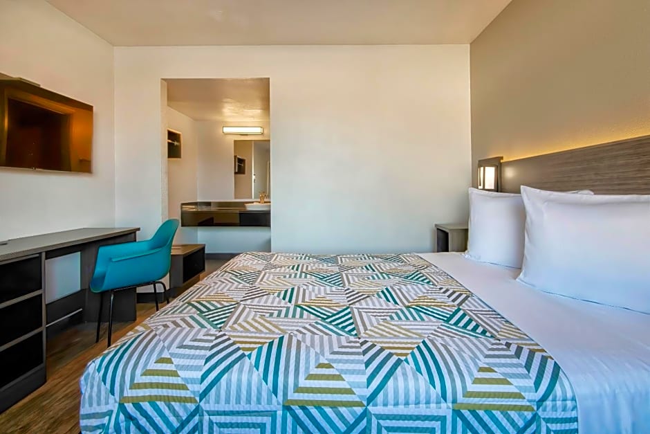 Motel 6-Albuquerque, NM - Carlisle