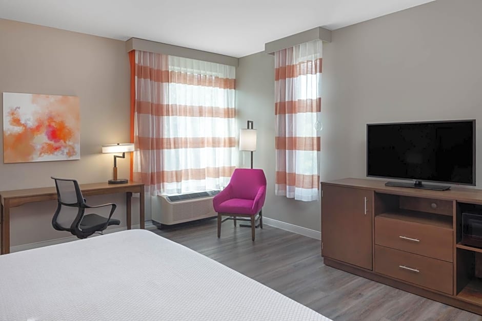 La Quinta Inn & Suites by Wyndham Greensboro Airport