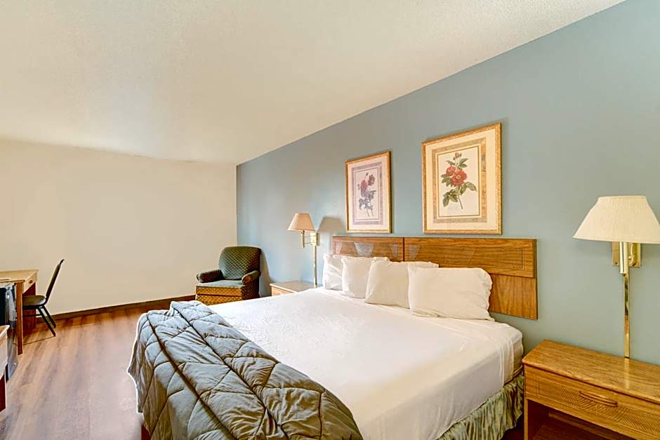 Capital O Amerihost Inn and Suites Fulton Hwy 54 MO