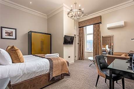 Executive King or Twin with Sofa Bed