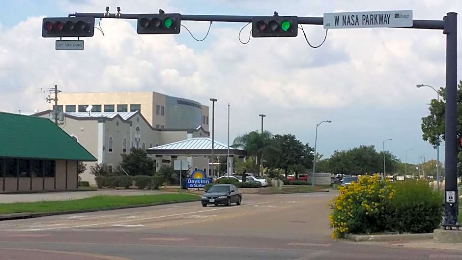 Days Inn & Suites by Wyndham Webster NASA-ClearLake-Houston