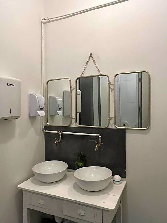 Alface Hall Hostel & Bar