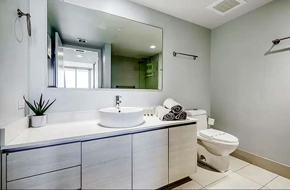Stunning Penthouse Suite Waterfront 2BD 2BA