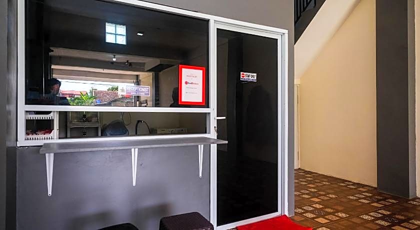 RedDoorz near Laweyan Gentan