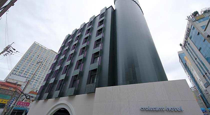 Croissant Hotel Guri by AanK