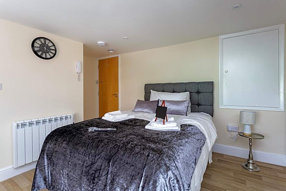 St Mary's - Modern Central Huge Studio Apartments