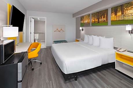 King Room with Bath Tub - Mobility Accessible/Non-Smoking