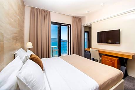 Superior One-Bedroom Apartment with Sea View and Balcony