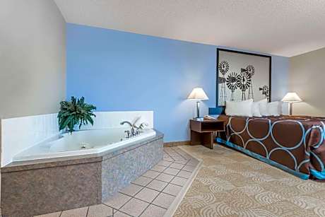 1 King Bed Suite Non-Smoking