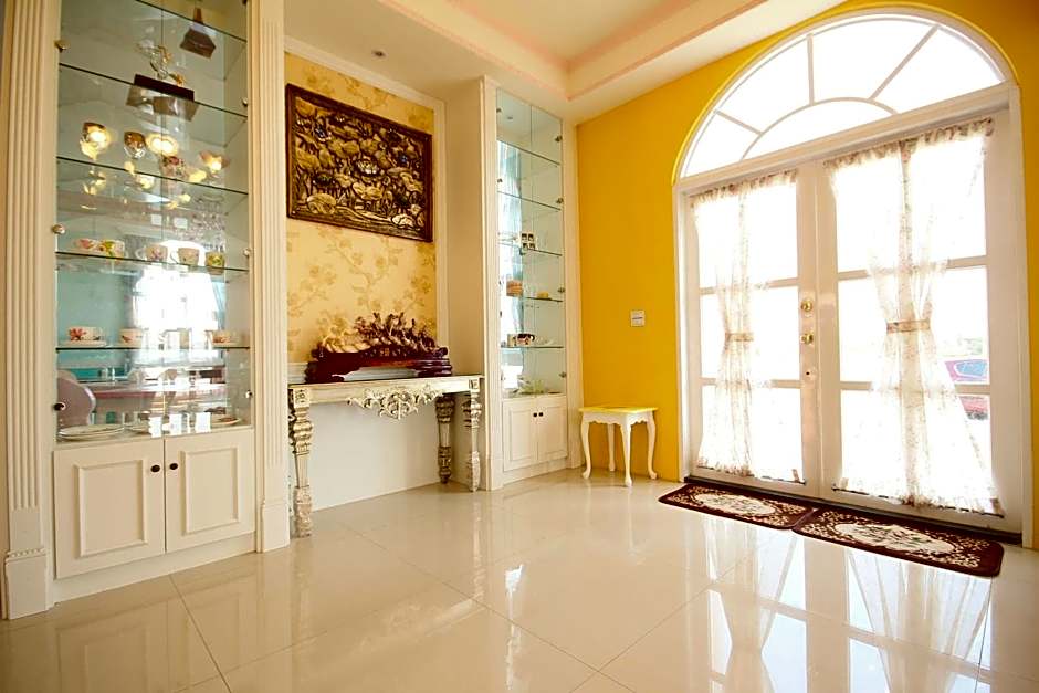 Decoupage Manor