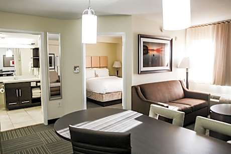 One-Bedroom Queen Suite with Sofa Bed - Disability Access/Non-Smoking