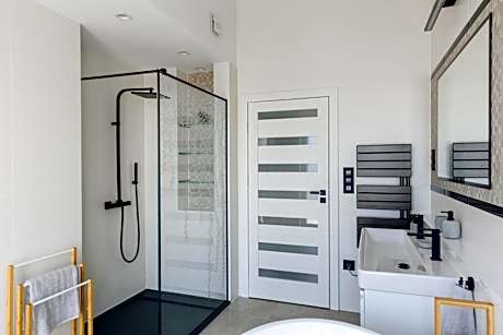 Three-Bedroom Premium Apartment with Balcony