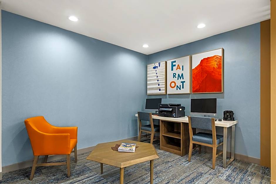 Holiday Inn Express & Suites Fairmont By IHG