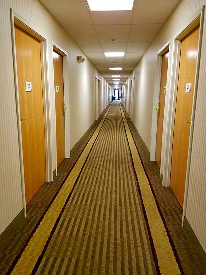 Super 8 by Wyndham Huntington