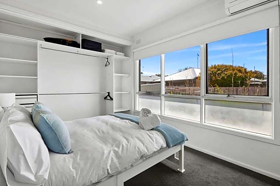 Torquay Springs with pool 600m to beach