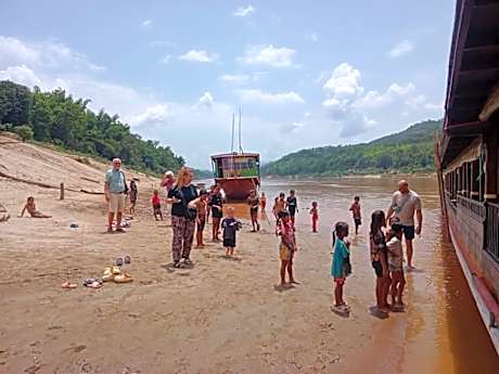 Mekong cruise, between Houay Xay to Luang Prabang