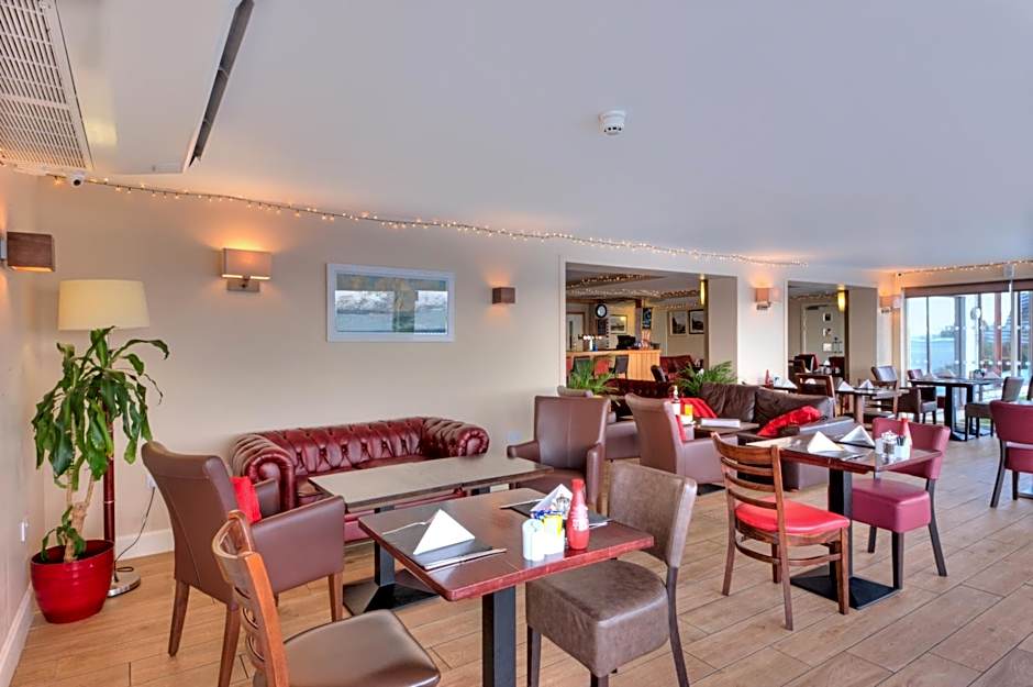 Hollytree Hotel and Swimming pool