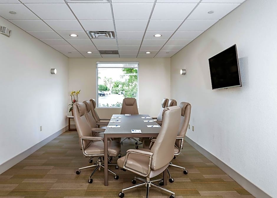 Holiday Inn Express & Suites Lantana By IHG