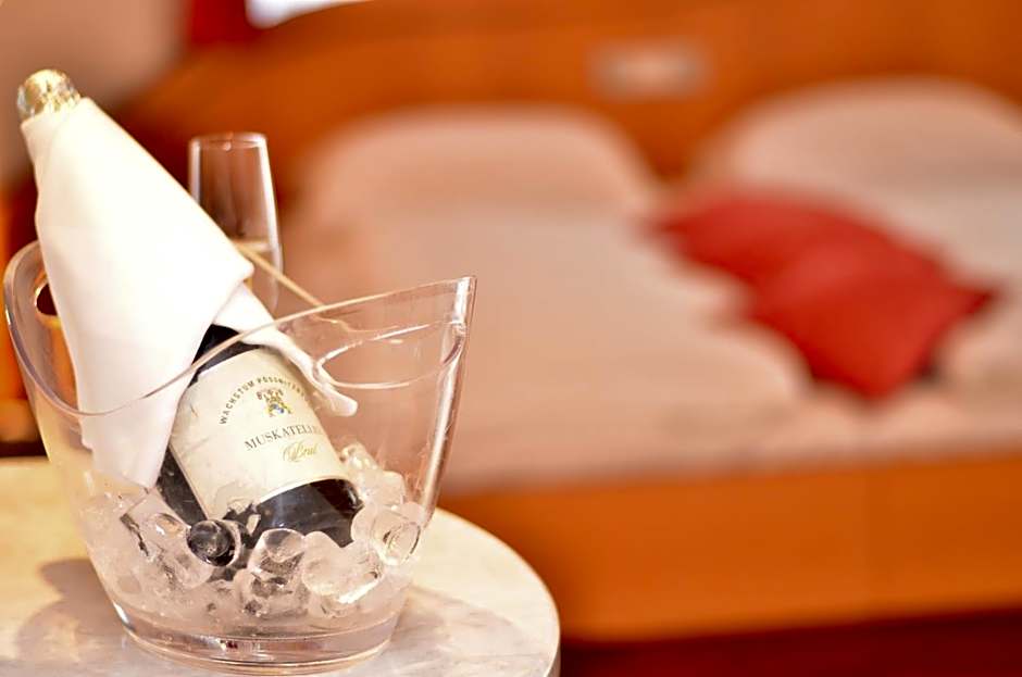 G.H. Knoll "Proellhofer" Cafe Bar Hills