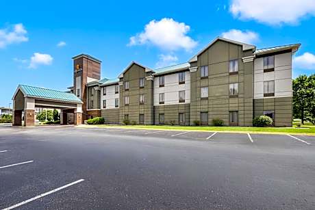 La Quinta Inn & Suites by Wyndham Louisville East