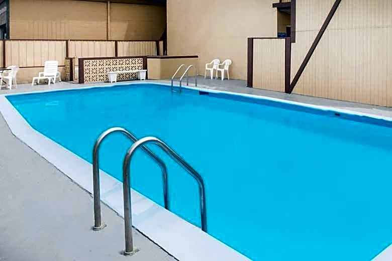 Travelodge by Wyndham Terre Haute