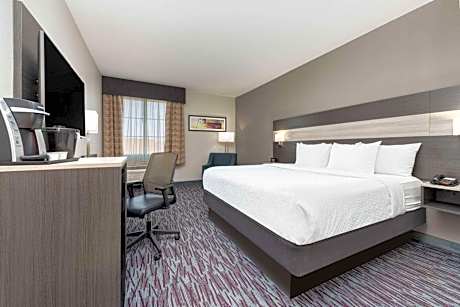 King Room with Roll-In Shower - Mobility/Hearing Accessible - Non-Smoking