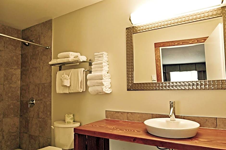 Travelodge by Wyndham Golden Sportsman Lodge