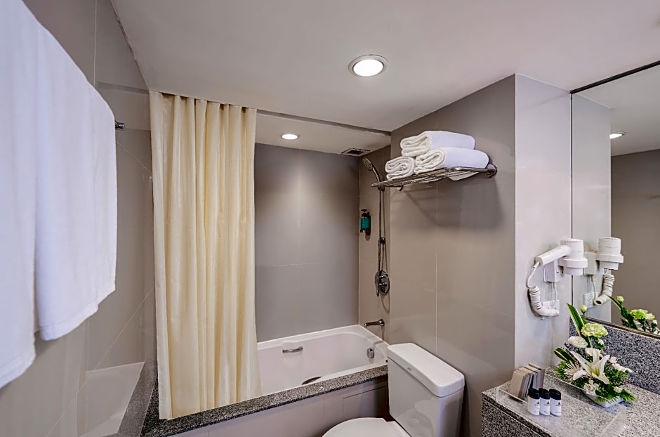 Narai Hotel (SHA Extra Plus)