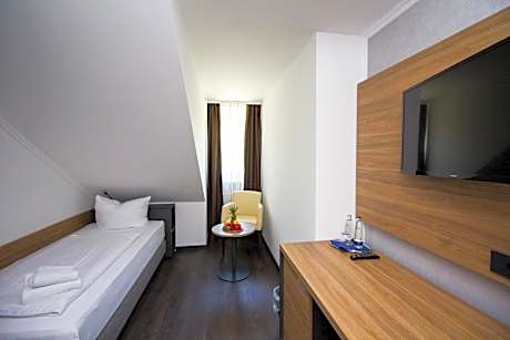 Basic Single Room with Shared Bathroom