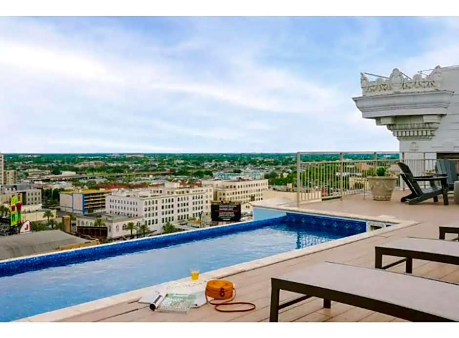 Amazing Condos Beautiful View 2 Blocks To French Quarter, Small Rooftop Pool, Gym, Seanger Theater, Super Dome, And Bourbon St