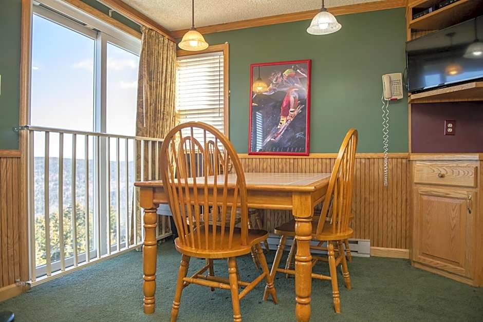 Stroll to Slopes, Village Area, Ski in-out MtLodge 294