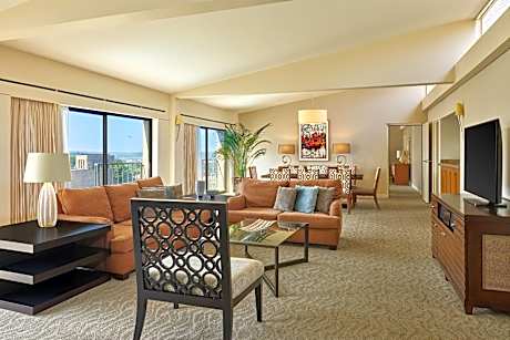 Royal Suite, Club Lounge Access, 1 Bedroom Larger Suite, 1 King, Liberty Memorial View