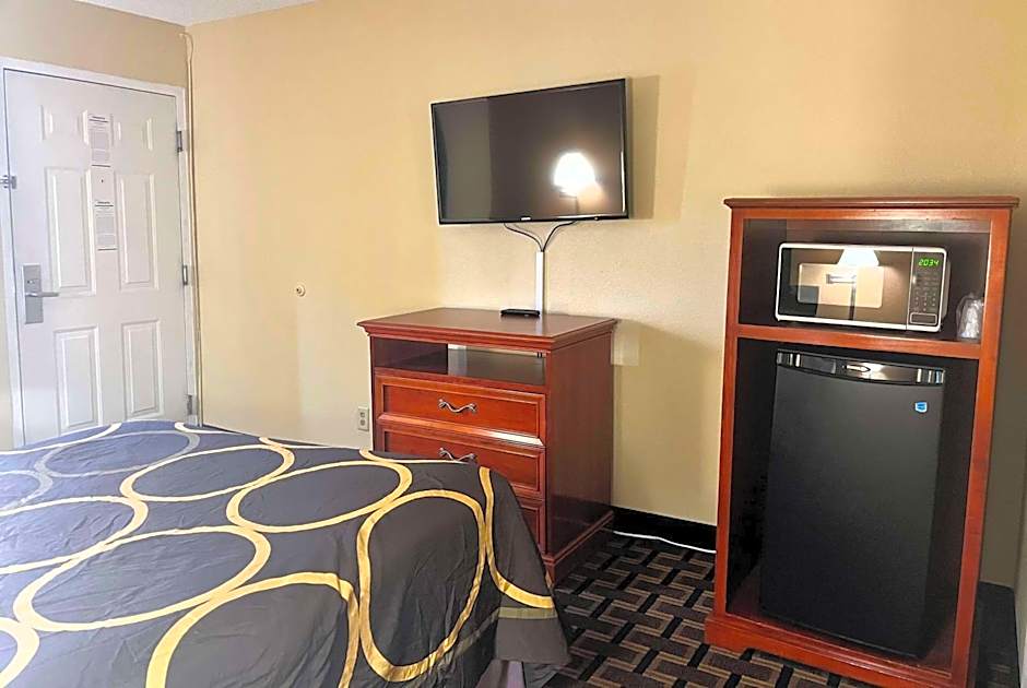 Super 8 by Wyndham Indianapolis/NE/Castleton Area