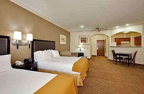 2 Queen Beds Suite