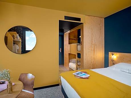 Eklo Family for 6 with view of the Eiffel Tower