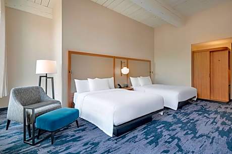 Queen Room with River View - Hearing Accessible