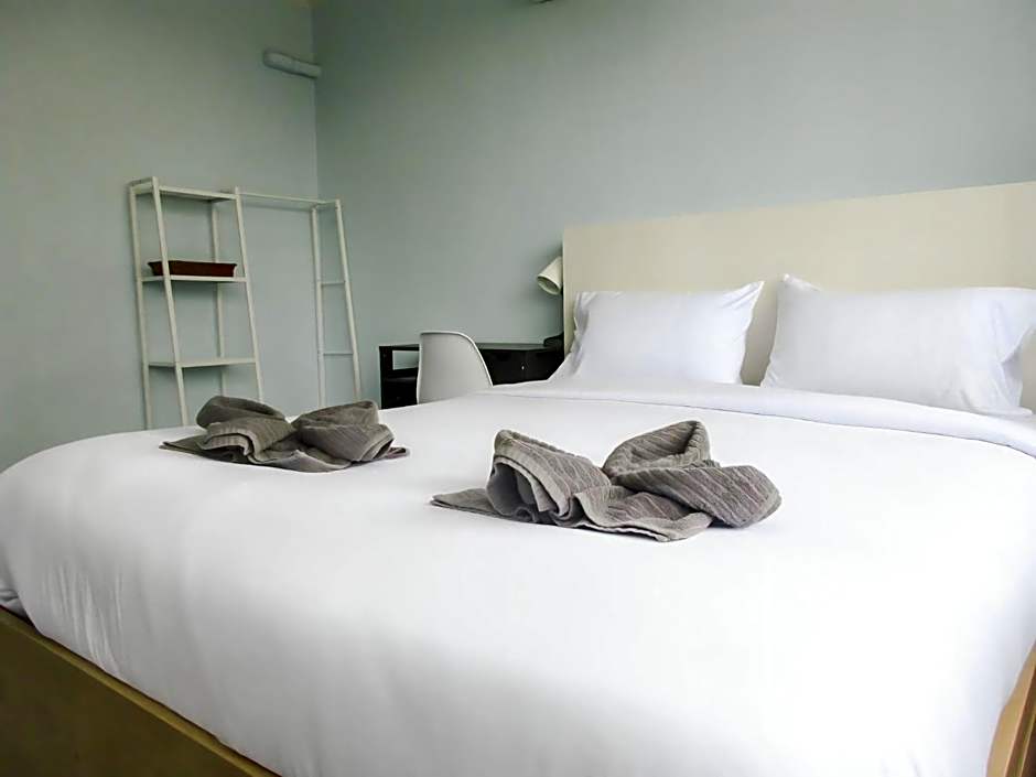 420 Hostel - Ekkamai Buds & Beds