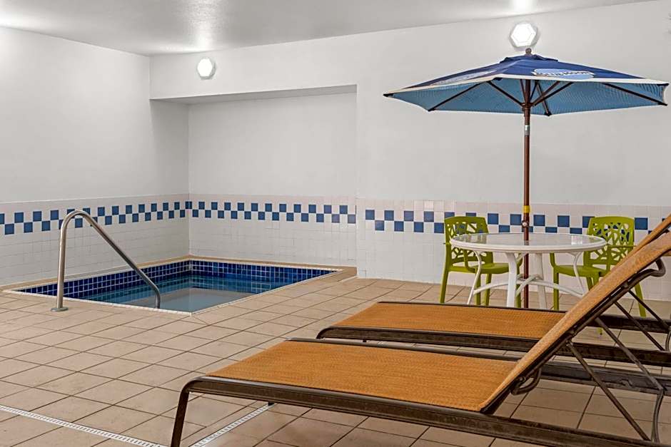 Travelodge by Wyndham Fargo West Acres