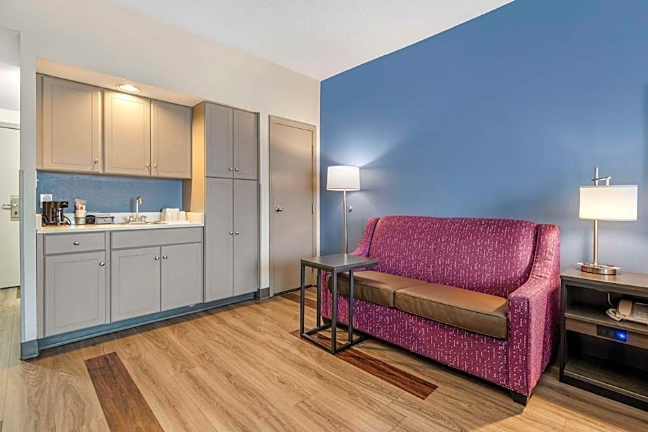 Photo 1 of 2 of 1 King Bed with Sofabed