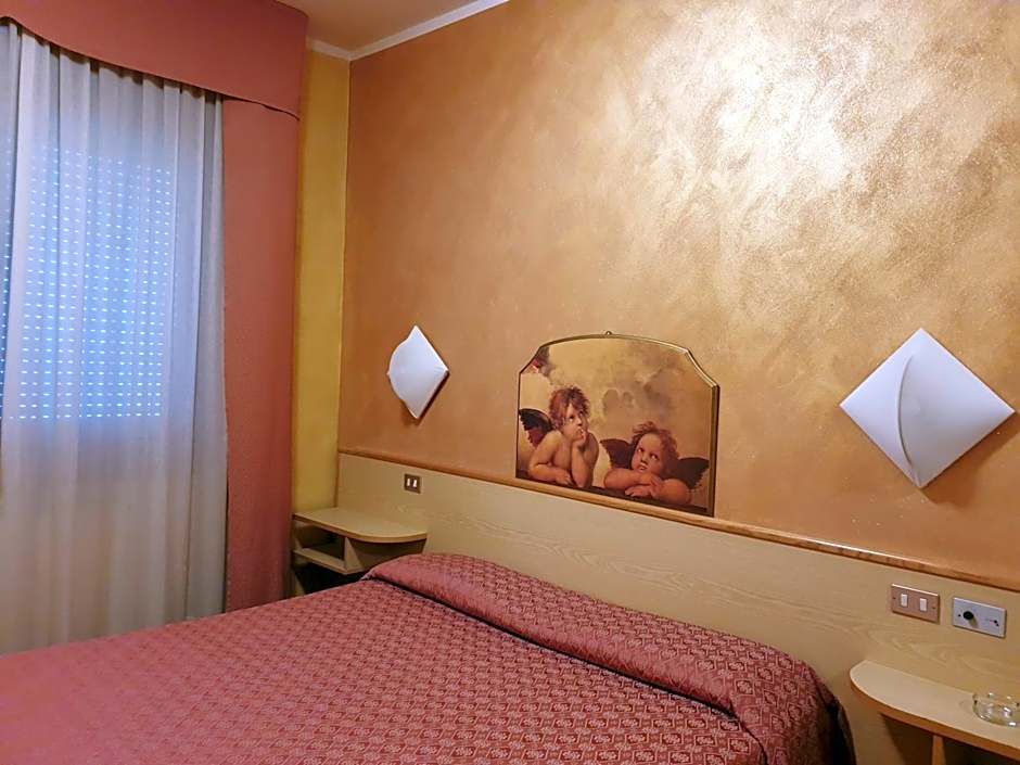 HOTEL PARADISO