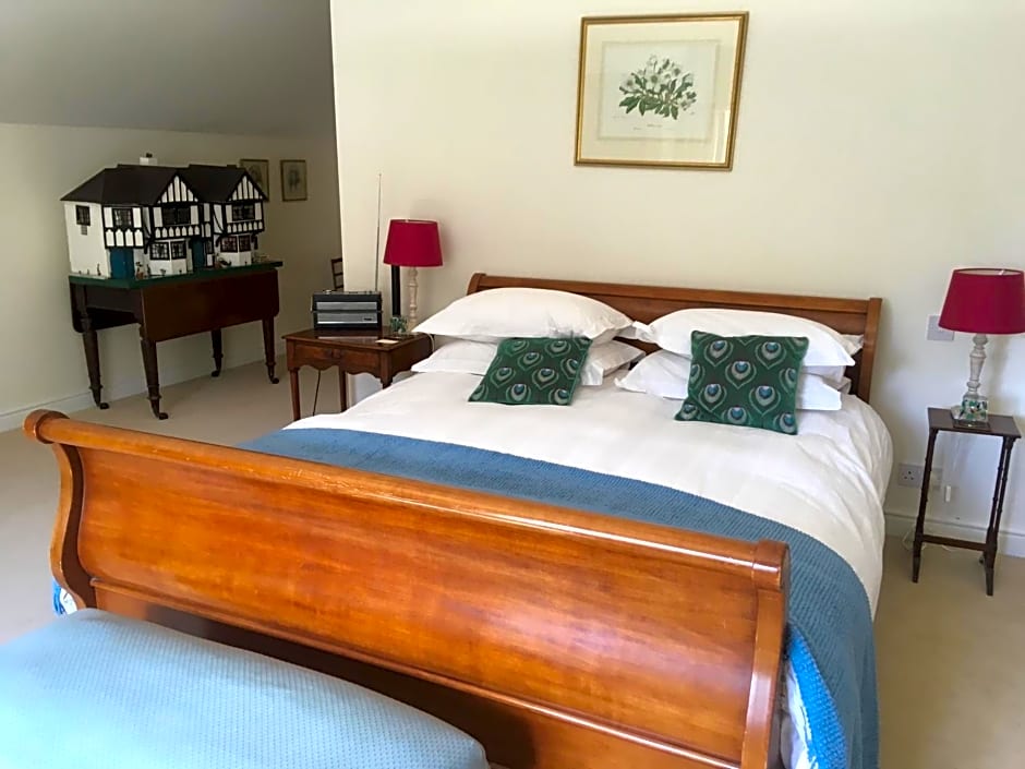 Field End House Strawberry Lane Meysey Hampton