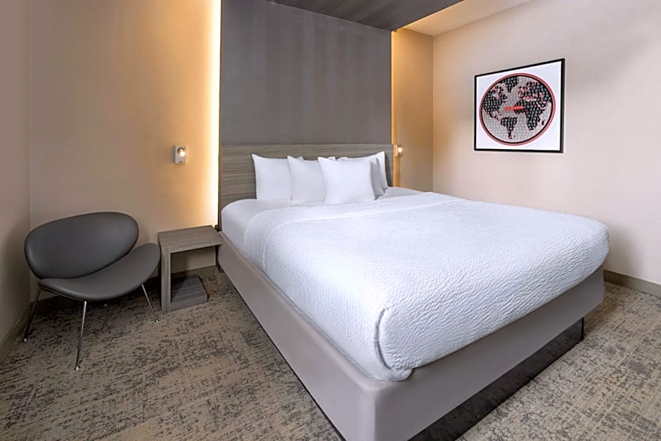 Photo 1 of 2 of 1 King Bed, Hearing/Mobility Accessible
