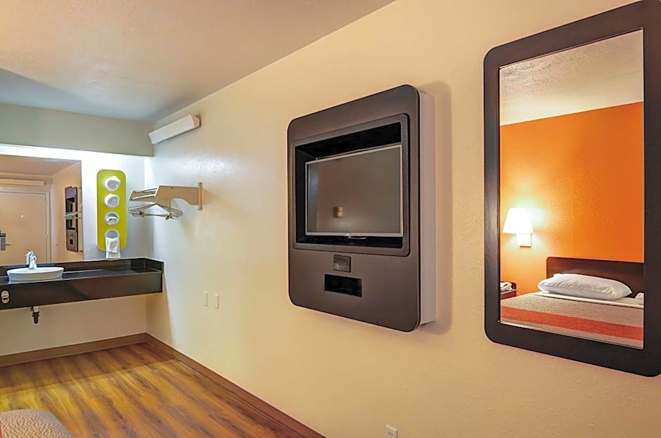 Motel 6-Springfield, MO - North