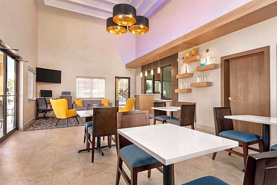 Days Inn & Suites by Wyndham Houston Hobby Airport