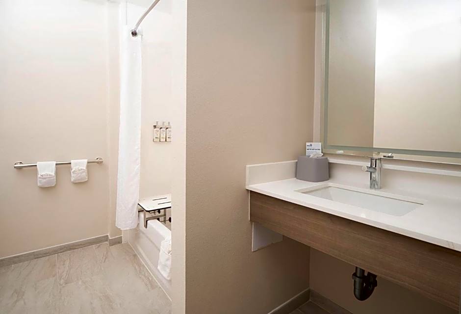 Holiday Inn Express Hotel & Suites Indianapolis - East By IHG
