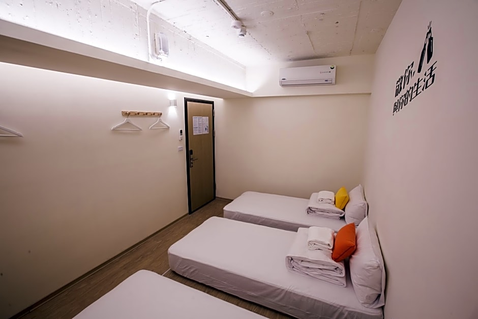 Stray Birds Taichung Hostel