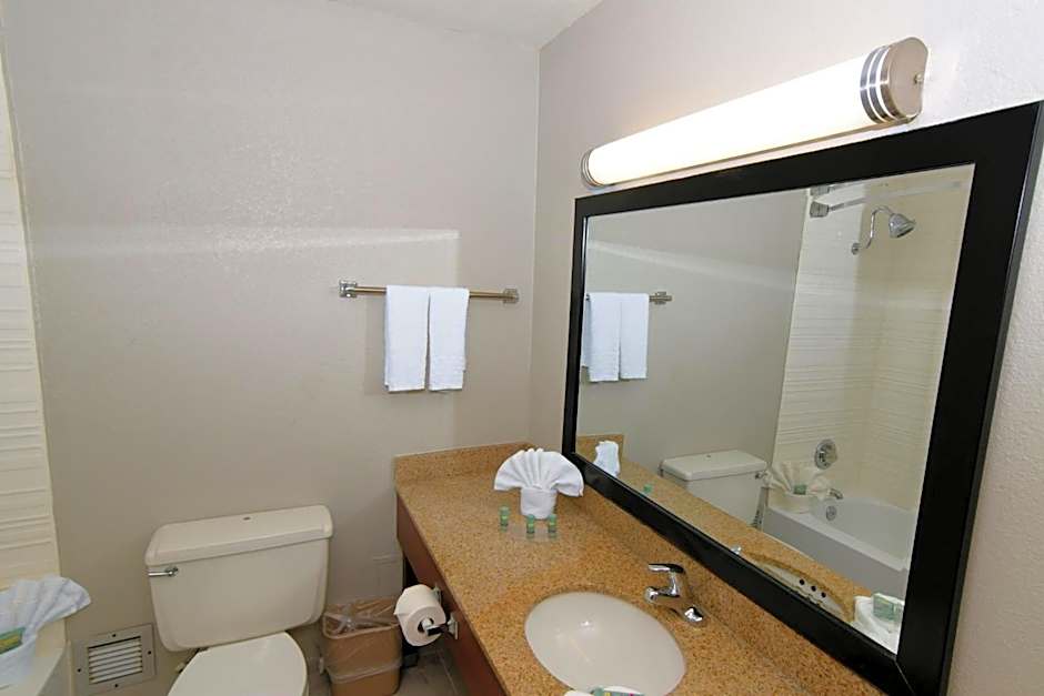 Rock Island Inn & Suites Marshalltown