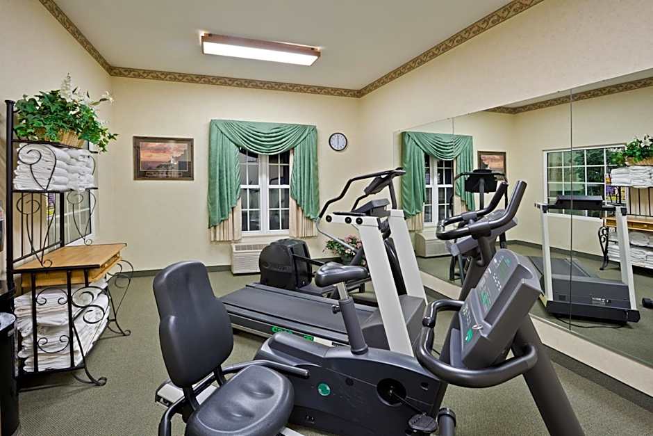 Country Inn & Suites by Radisson, Salina, KS