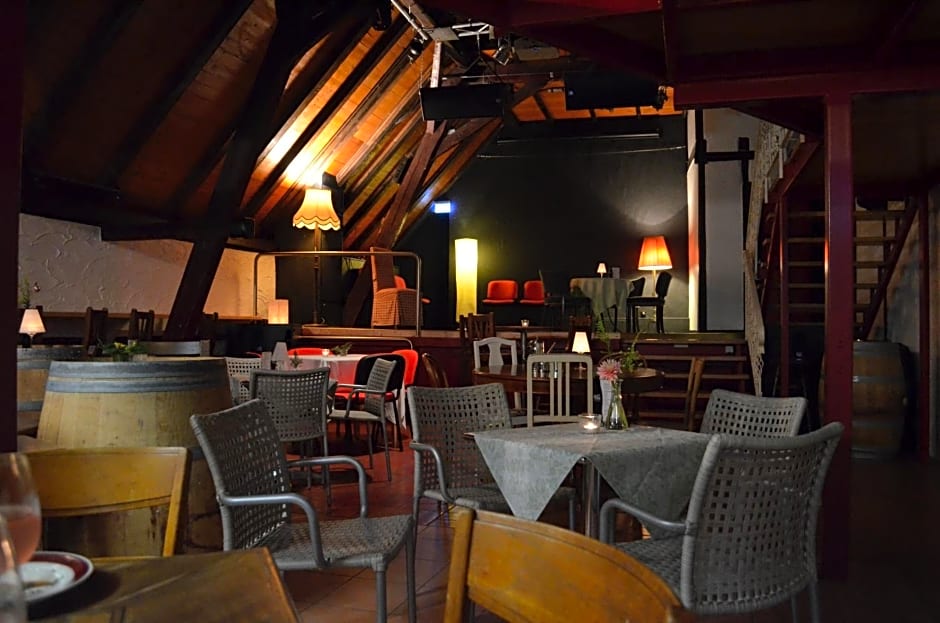 Hotel "Cafe Verkehrt" - Wellcome Motorbiker, Berufsleute und Reisende im Schwarzwald