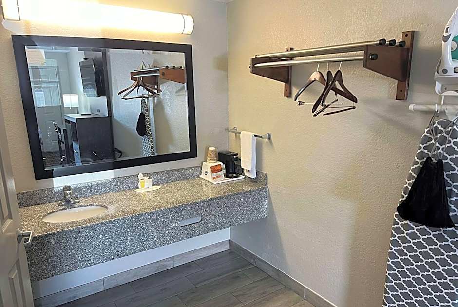 Days Inn by Wyndham Wagoner